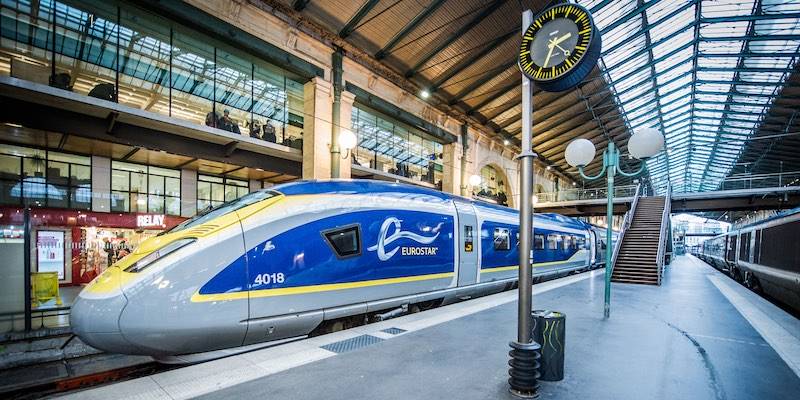 Paris Gare du Nord önünde bir Eurostar treni