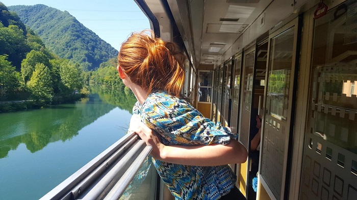 sırt çantalı gençler veya pencereden bakan bir gezgin